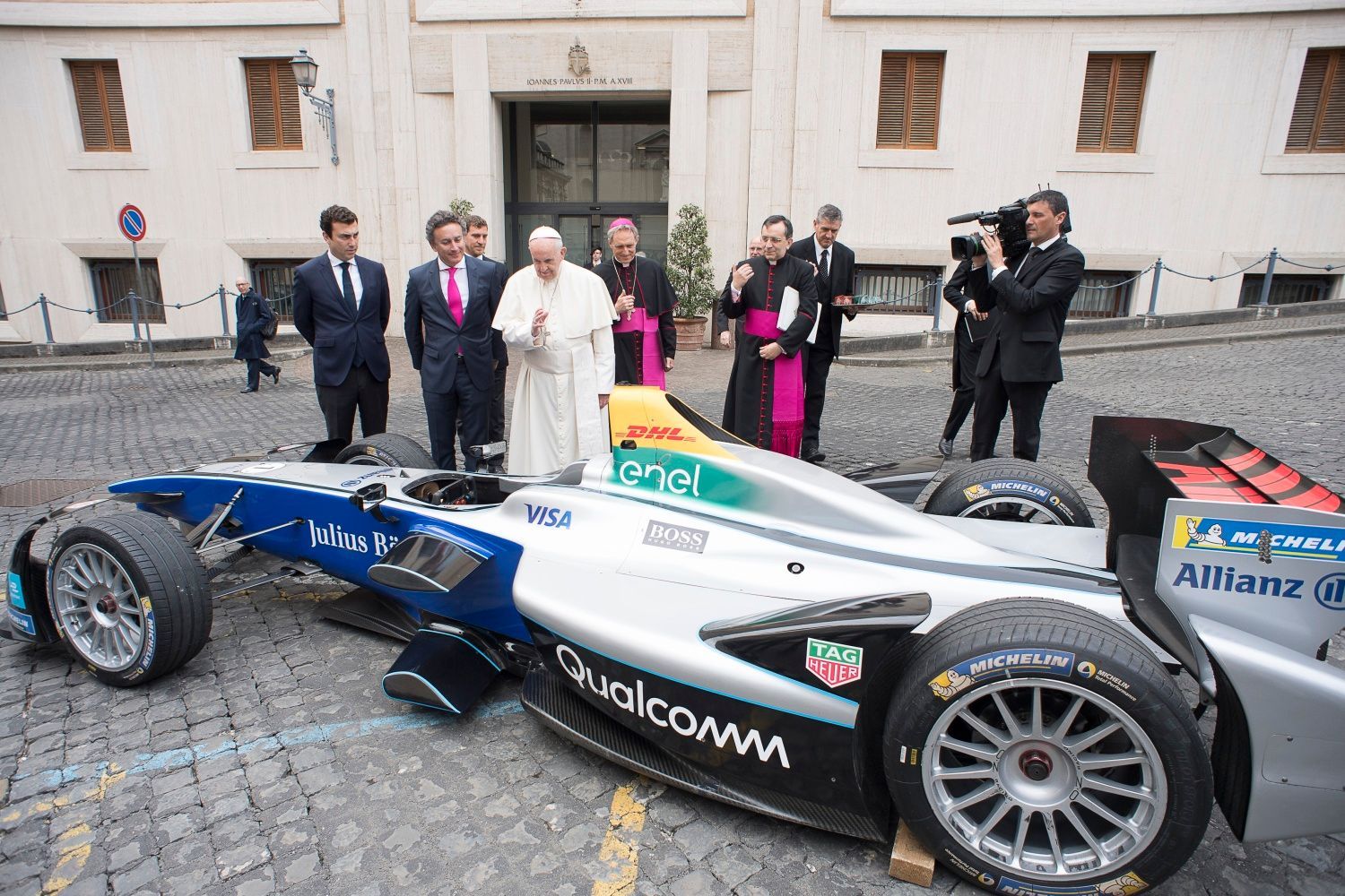 Papež František žehná monopostu Formule E