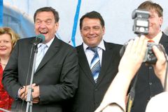 Zeman vyznamená obdivovatele Ruska. Exkancléř Schröder tepe do sankcí a Putina má za demokrata