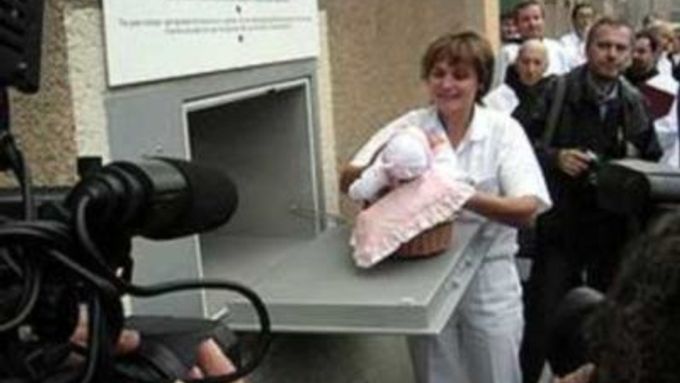 Zatím neznámá rodička nevyužila možnosti dát nechtěné dítě do babyboxu - pohodila ho v Praze u popelnic. Ilustrační snímek
