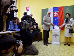 Prezident Gašparovič odevzdává hlas v prvním kole voleb.