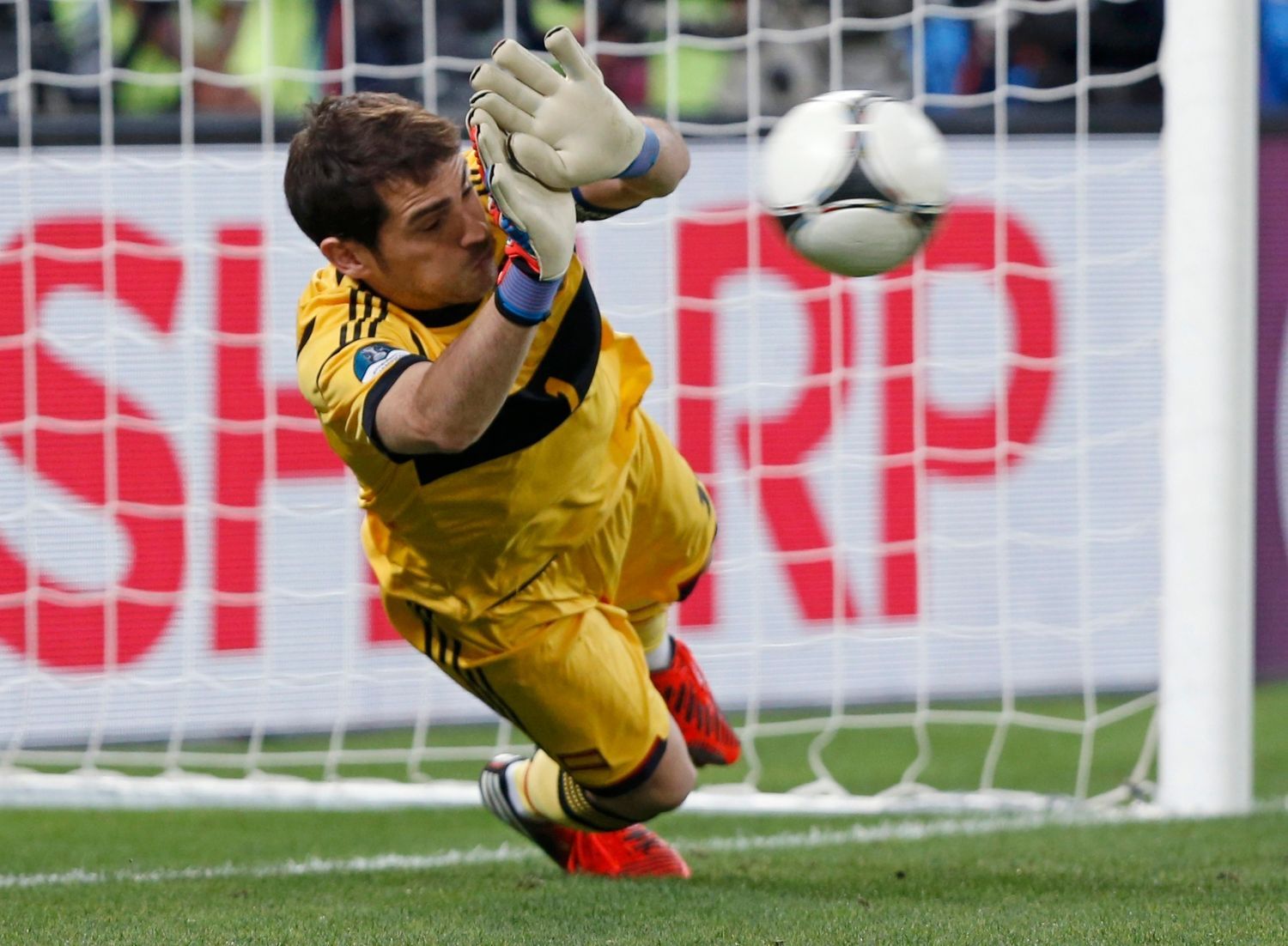 Iker Casillas chytá penaltovou střelu Joaa Moutinha během semifinálového utkání Eura 2012 mezi Portugalskem a Španělskem.