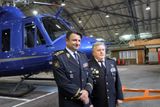 Policejní prezident Tomáš Tuhý a ředitel Letecké služby Policie ČR Tomáš Hytych se nechali vyfotografovat.