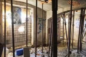 Foto: Nová fasáda a smetí v konzervárně. Jak vypadá sídlo orlického gangu v Rudné?