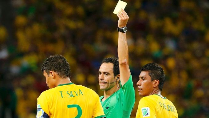Thiago Silva dostal kartu v utkání s Kulubií