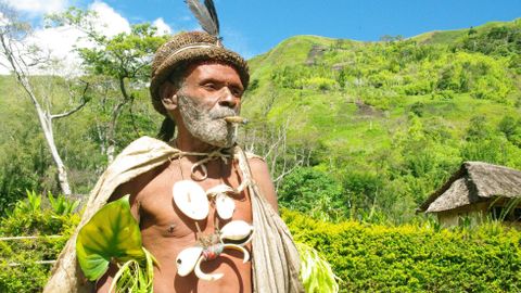 Lovci lebek? Před pár lety by vás Papuánci snědli, dnes mají mobily i facebook, tvrdí Soukup