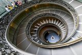 Vatikánská muzea: spirálové schodiště navrhl architekt Giuseppe Momo. Je to pravděpodobně nejfotografovanější schodiště na světě.