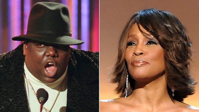 Vlevo je raper Notorious B.I.G., vpravo zpěvačka Whitney Houstonová.