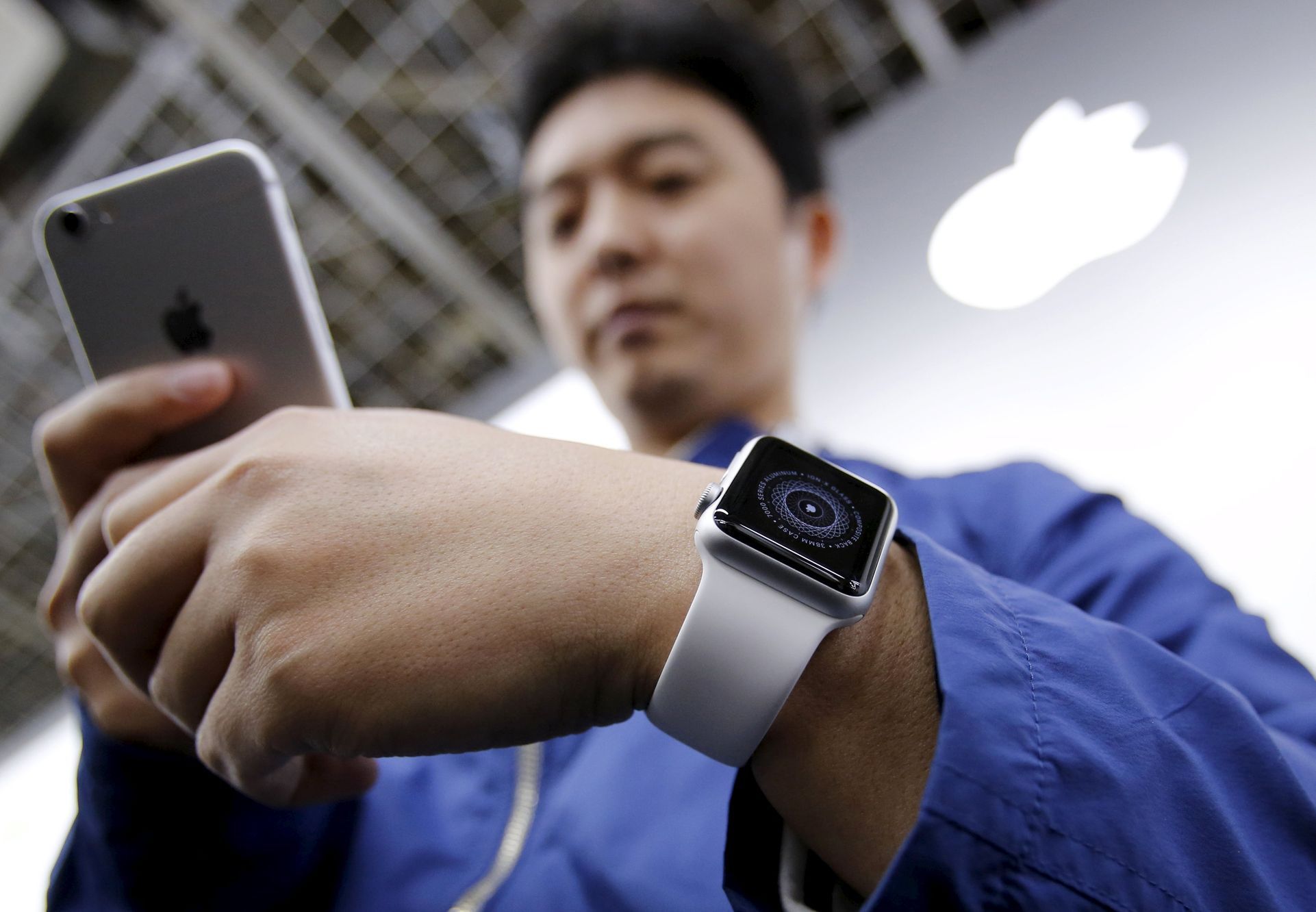 Jeden z prvních zákazníků, který si v Tokiu vyzvedl Apple Watch objednané online.