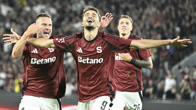 Pavel Kadeřábek slaví s Albionem Rrahmanim jediný gól zápasu.