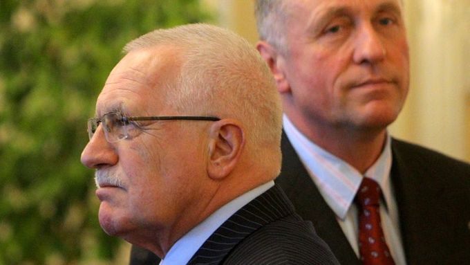 Premiér Mirek Topolánek donesl prezidentu Václavu Klausovi demisi vlády