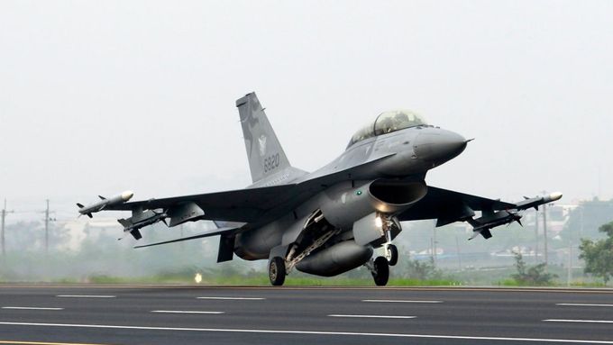 Tchajwanský stroj F-16 přistává v rámci cvičení na dálnici