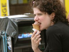 Režisérka Alice Nellis se zmrzlinou. Žádná pauza, natáčí se!