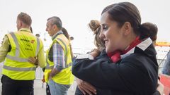 Brusel letiště otevření Brussels Airport staff hug as the first plane takes off from Brussels Airport, which partially re-opened following a bomb blast 12 days ago, in Zaventem
