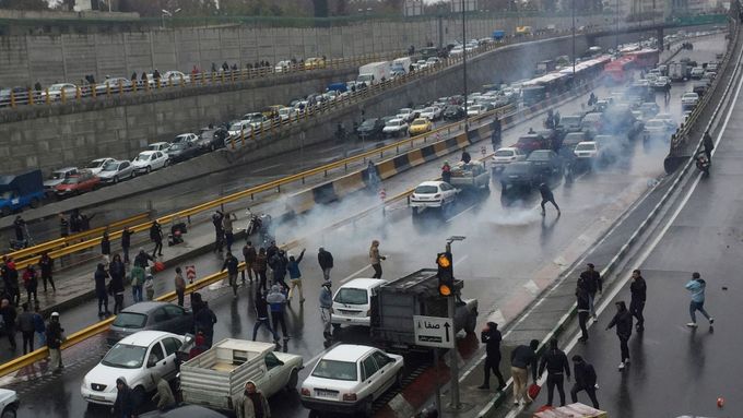 Demonstrace v Íránu kvůli cenám pohonných hmot.