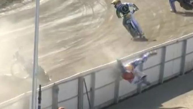 Damian Baliňski měl velké štěstí, že z nehody vyvázl nezraněn (začátek v čase 0:40)