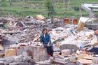 Ještě před olympijskými hrami, v květnu 2008, postihlo oblast centrální Číny silné zemětřesení o síle osmi stupňů Richterovy škály. Pod troskami budov zemřelo kolem 70 tisíc lidí, mezi nimi i mnoho dětí, které byly v době přírodního neštěstí ve škole. Jak se později ukázalo, budovy nebyly kvalitně postavené.