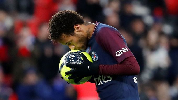 Neymar políbil míč a poté gólem z penalty přispěl k výhře PSG.