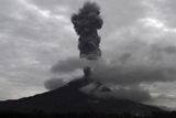 1. února - Na indonéském ostrově Sumatra vybuchla sopka Sinabung. Místní úřady hlásí nejméně 14 obětí na životech, včetně dětí.