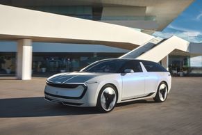 Není to elektrická Octavia. Za volantem revoluční Škody, která přijede za pět let