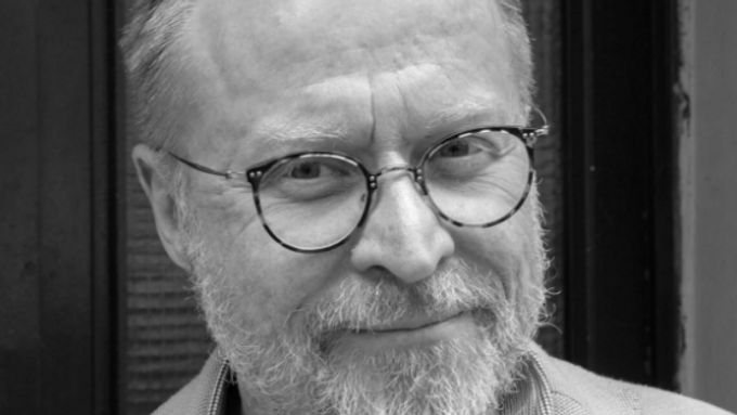 Dětský psychiatr a psychoterapeut Peter Pöthe v knize Proč dospívání bolí popisuje pocity, se kterými si mladí lidé často nevědí rady.