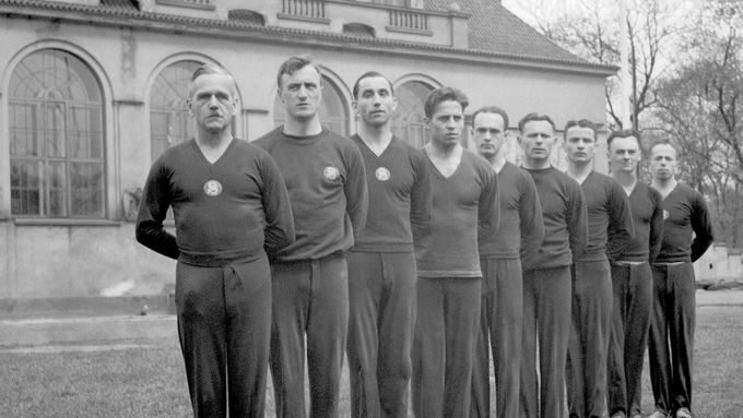 Jan Gajdoš (třetí zprava) na obrázku sokolského družstva