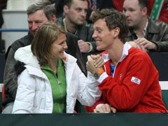 Bavili se i Lucie Šafářová a Tomáš Berdych, kteří dnešní dění na kurtu sledovali jen z lavičky českého týmu.