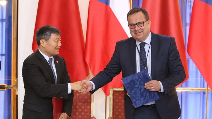 Ministr průmyslu a obchodu Jan Mládek s čínským protějškem.