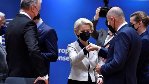 Předsedkyně Evropské komise Ursula von der Leyenová se zdraví s politiky na mimořádném summitu EU v reakci na ruský útok na Ukrajině.