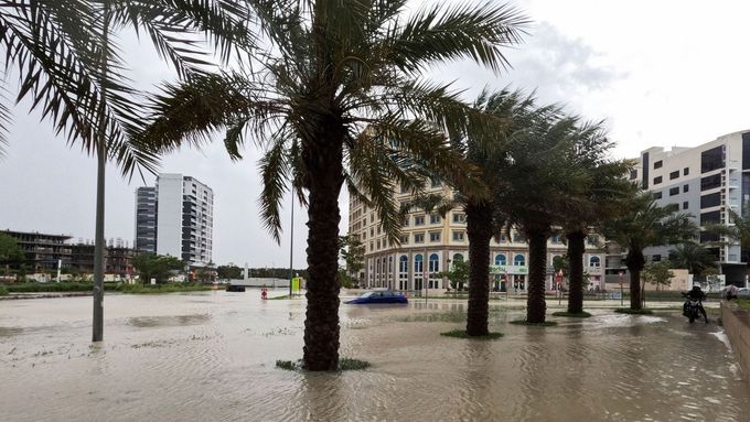 Foto: Povodně v pouštní Dubaji. Silnice se proměnily v řeky, letiště je ochromené