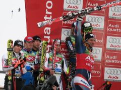 Aksel Lund Svindal (vpravo) jde na stupně vítězů po prvním závodě Světového poháru v Söldenu.