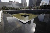 V budovách Světového obchodního centra v New Yorku našlo smrt přes 2700 lidí. Pohled na nově otevřený památník v roce 2011 v místě útoků v New Yorku.