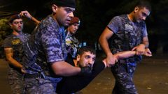 Policisté odvádějí demonstranta v Jerevanu