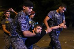 Desítky zraněných i zatčených. Noční střety v Jerevanu odnesli i opoziční politici