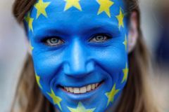 Přestaňte s pohádkami o zlém Bruselu a hodné Praze. Europoslanci chtějí změnit komunikaci unie