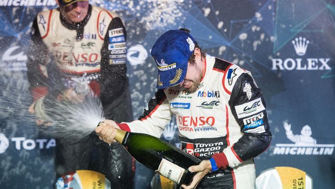 Fernando Alonso slaví triumf své posádky v osmihodinovce v Sebringu.