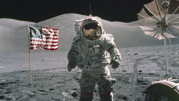 Americký astronaut "československého" původu Eugene Cernan si s Jackem Schmittem zpívají, zatímco jdou po Měsíci během poslední mise programu Apollo.