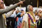 Žena na setkání s papežem Františkem zpívá kanadskou státní hymnu v jazyce původních obyvatel.