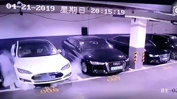 Exploze zaparkovaného vozu Tesla Model S. Videozáznam sdílený na čínské sociální síti.