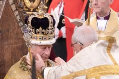 "Miláčku, byl to triumf!" Média hodnotí korunovaci Karla III. jako okázalou a moderní
