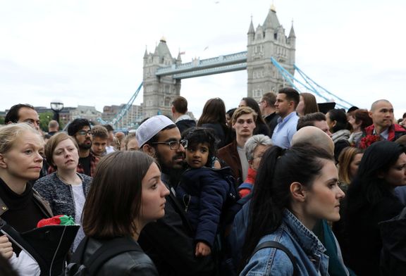 Stovky Londýňanů uctily oběti teroristického útoku.