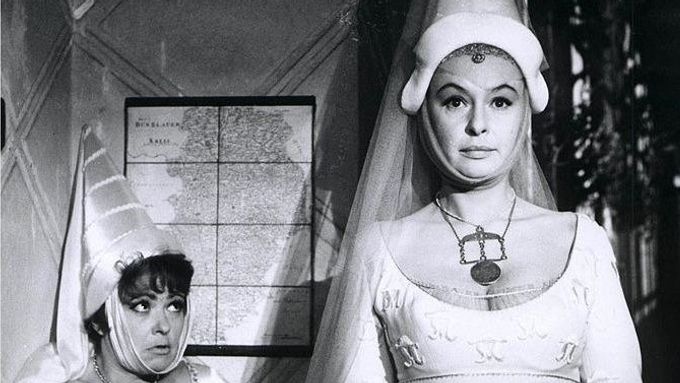 Trezorový film Bílá paní režíroval Zdeněk Podskalský. Servírku Andulu si v něm zahrála Jiřina Bohdalová a Bílou paní komonickou Irena Kačírková.