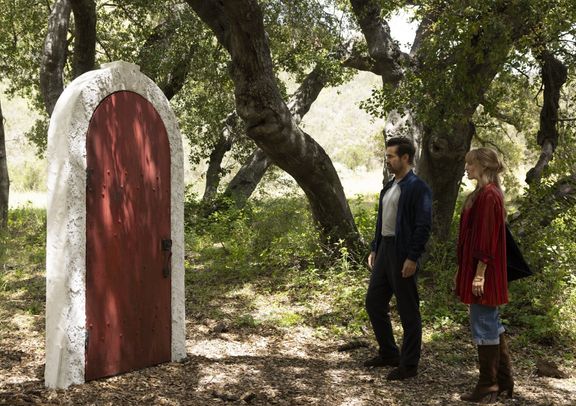 Colin Farrell a Margot Robbie v romantickém snímku Velká odvážná nádherná cesta procházejí magickými dveřmi.