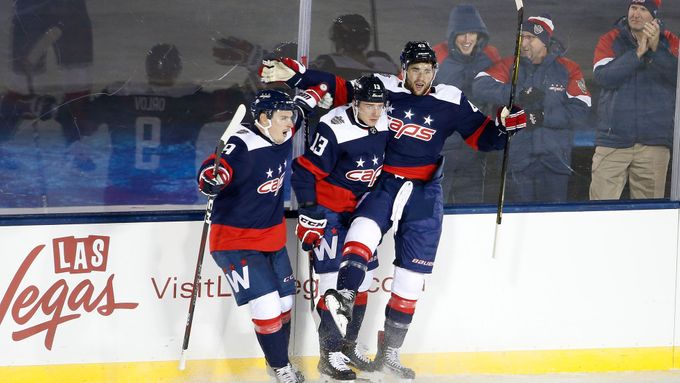 Tom Wilson (vpravo) bude v NHL pokračovat v týmu posledních vítězů Stanley Cupu.