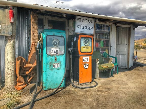 Arménská benzínová pumpa, kde se dvojice dočkala nečekaného pohoštění.