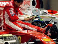 Takhle smutnil Felipe Massa po GP v Singapuru. Ferrari věří, že semafor v boxech už podobnou blamáž nepřinese.