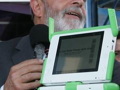 Brazilský prezident Luiz Inácio Lula da Silva si prohlíží notebook určený pro děti.