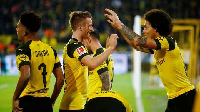 Fotbalisté Dortmundu zvýšili svůj náskok na čele bundesligové tabulky.