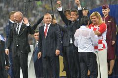 Francie má pohár, Putin deštník. Ruský prezident nechal zmoknout chorvatskou prezidentku
