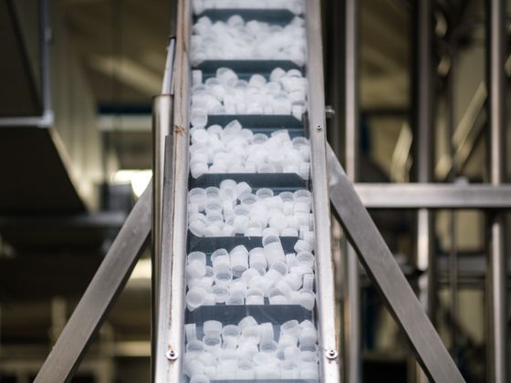 Z čeho se vyrábějí víčka? podavač víček Život PET lahve lahev plast recyklace KMV