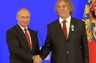 Nohavica v Moskvě převzal cenu od Putina, prezidentovi zapěl píseň sovětského básníka